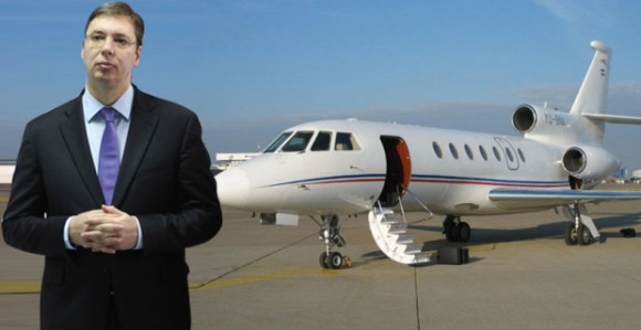 Avion sa Vučićem zbog magle sletio u Niš