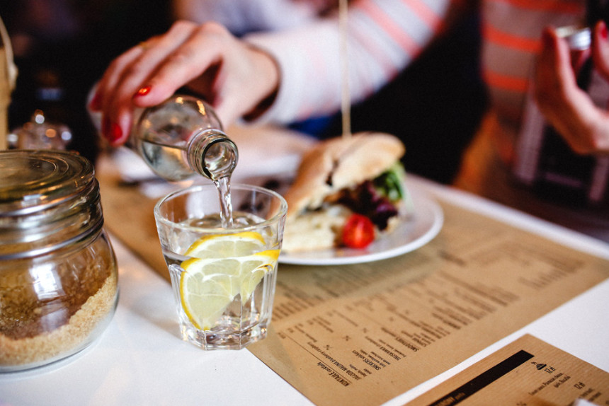 Zašto vodu ne bi trebalo da pijete tokom jela?