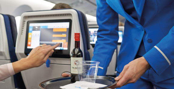 Putnici popili sav alkohol u avionu; pilot im čestitao