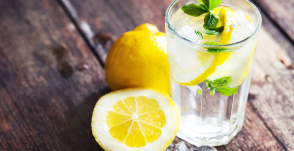Voda s limunom osvježava ten