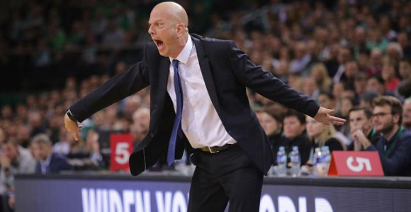 EL: Trener Makabija samo 30 sekundi pred novinarima!