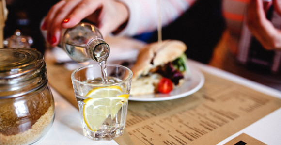 Zašto vodu ne bi trebalo da pijete tokom jela?