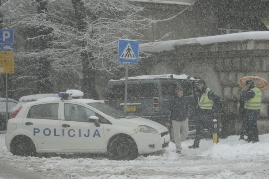 Beograd: Autom oborio semafor