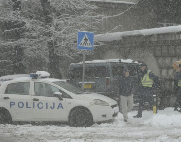 Beograd: Autom oborio semafor