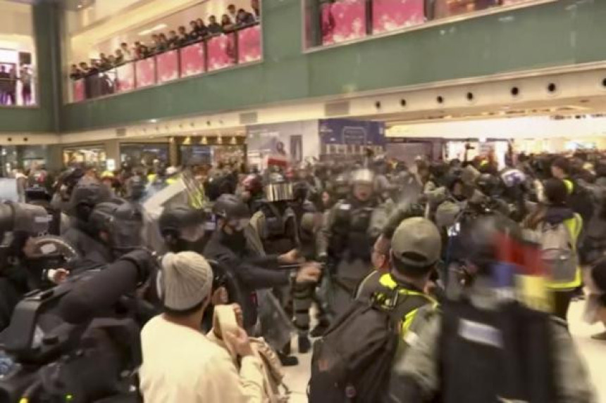 Policija biber sprejom na demonstrante 