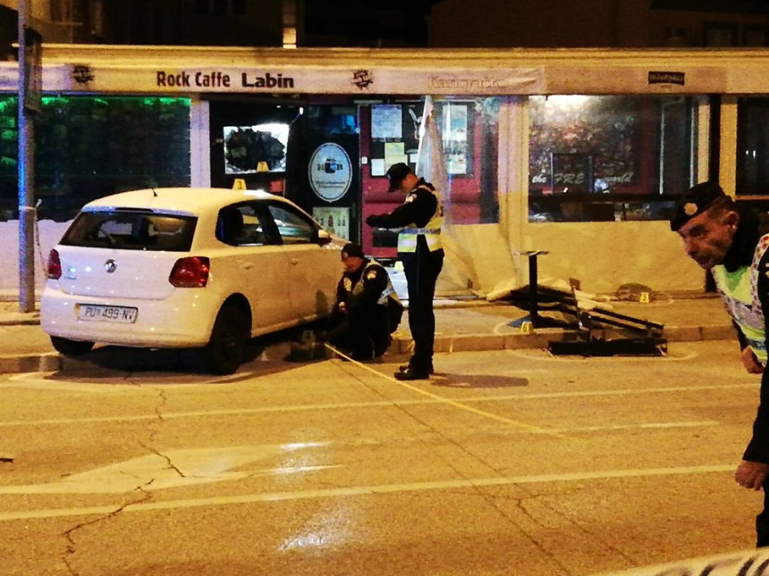 Automobil uletio u kafić, jedna osoba poginula