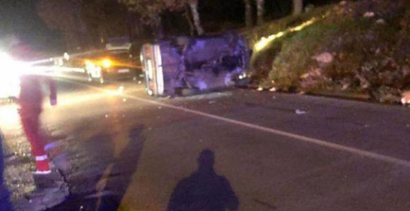 Od siline udarca automobil završio na boku