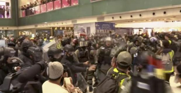 Policija biber sprejom na demonstrante 