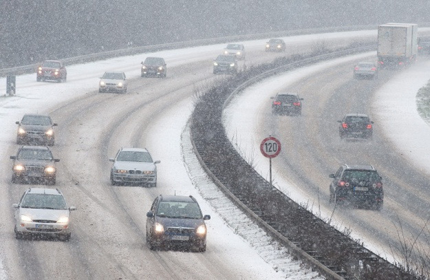 Srbija: Novi snijeg otežava saobraćaj