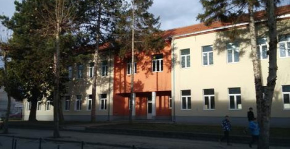 Sramota: Toalet za učenike u šumi