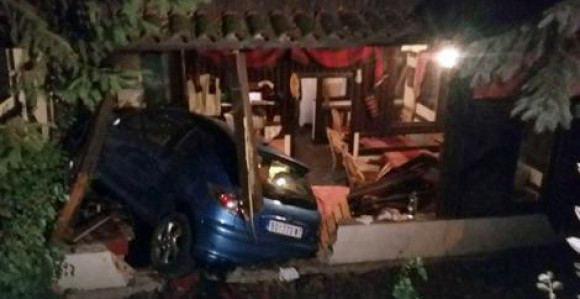 Autom uletio u kafanu, troje povrijeđeno