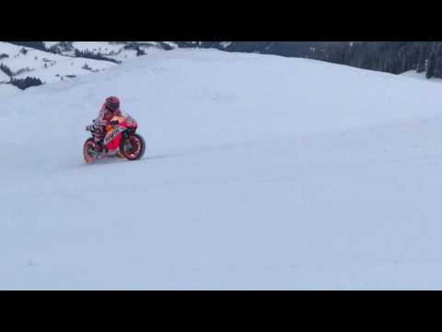 Видео: Маркез на „хонди“ језди по ски стази...