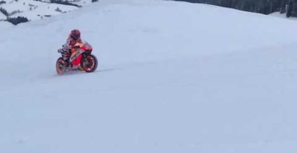 Video: Markez na „hondi“ jezdi po ski stazi...