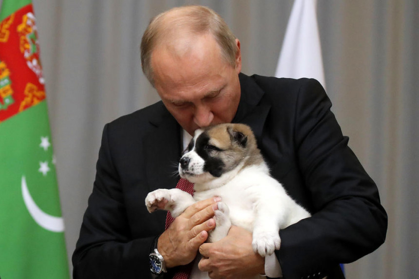 Необичан поклон за Путина