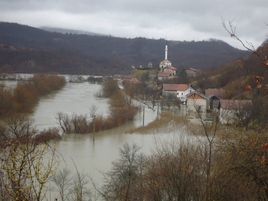 Уна поплавила неколико насеља у Бихаћу