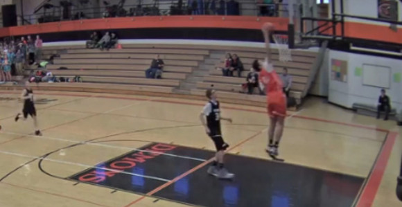 Video: Da li biste igrali košarku da imate samo jednu ruku? Divna priča...