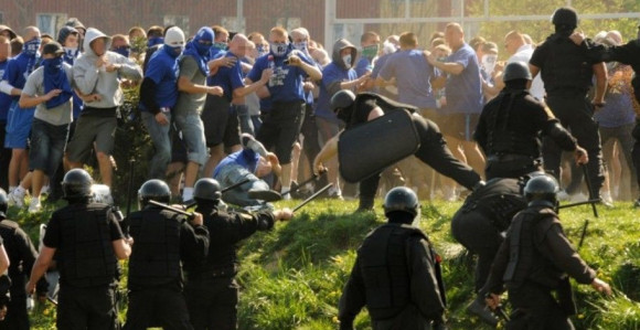 Video: Huligani Legije pokušali da ZAPALE navijače Ajaksa!