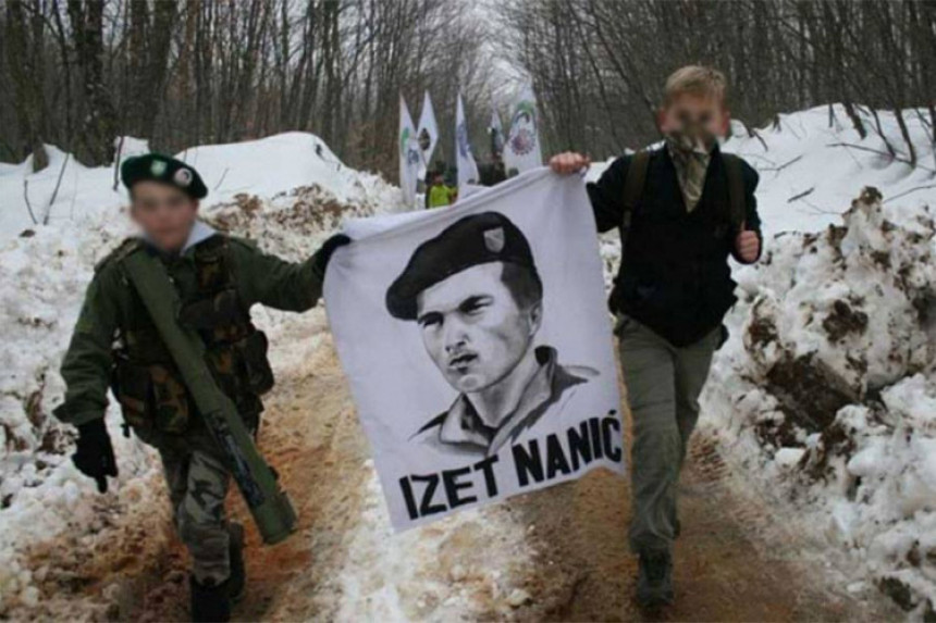 Djeca u vojnim uniformama