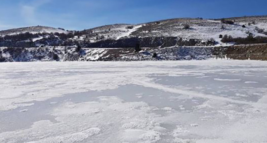 Zaleđeno jezero Klinje kod Gacka