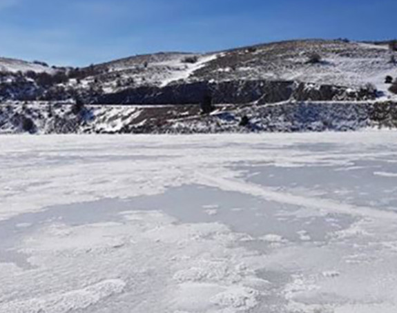 Залеђено језеро Клиње код Гацка