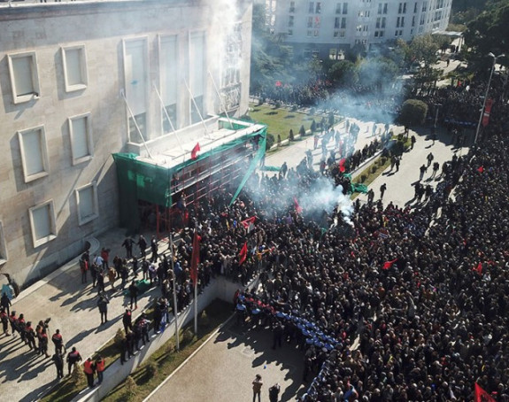 Обрачун полиције и демонстраната