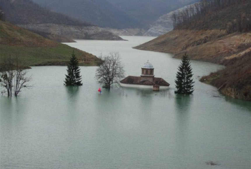 Ваљевска Грачаница потпуно под водом