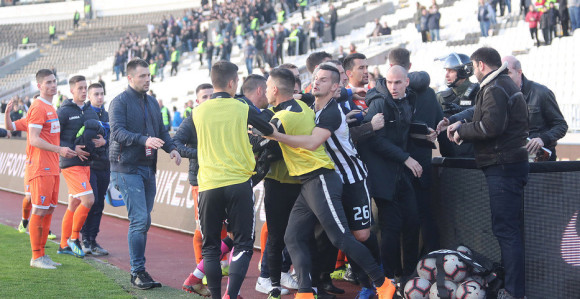 Tuča u Humskoj: Prštalo i u "tunelu"!