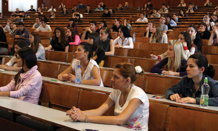 Смањен број дипломаца у Српској