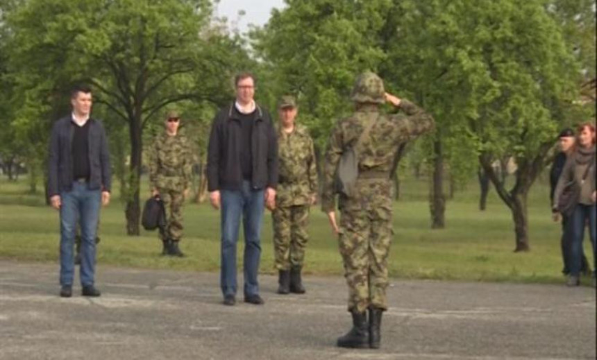 Vučić za Vaskrs sa vojnicima