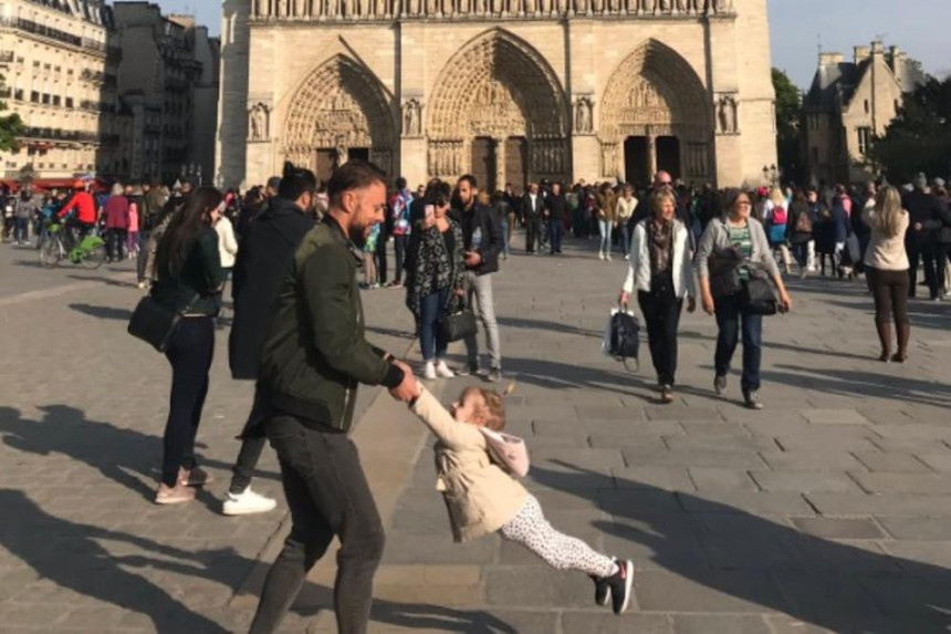 Pariz: Oca i kćerku svi traže
