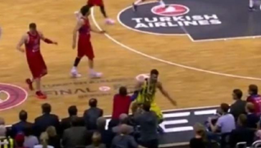 Video: Navijač gurnuo Kalinića, umalo tuča Rusa i Turaka!