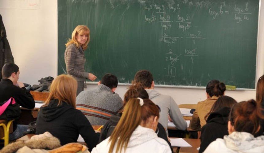 Plate nastavnika velike, učenici slabi