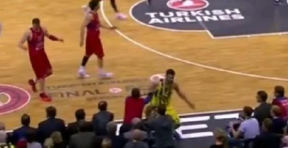 Video: Navijač gurnuo Kalinića, umalo tuča Rusa i Turaka!