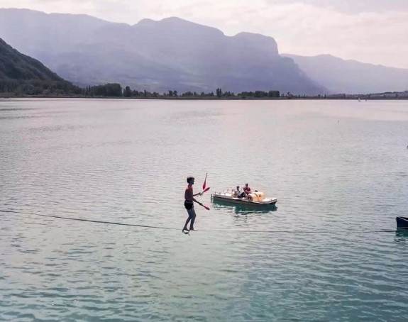 Oboren rekord u najdužoj šetnji preko žice nad vodom 