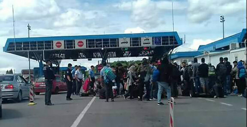 Мигранти тијелима блокирали границу