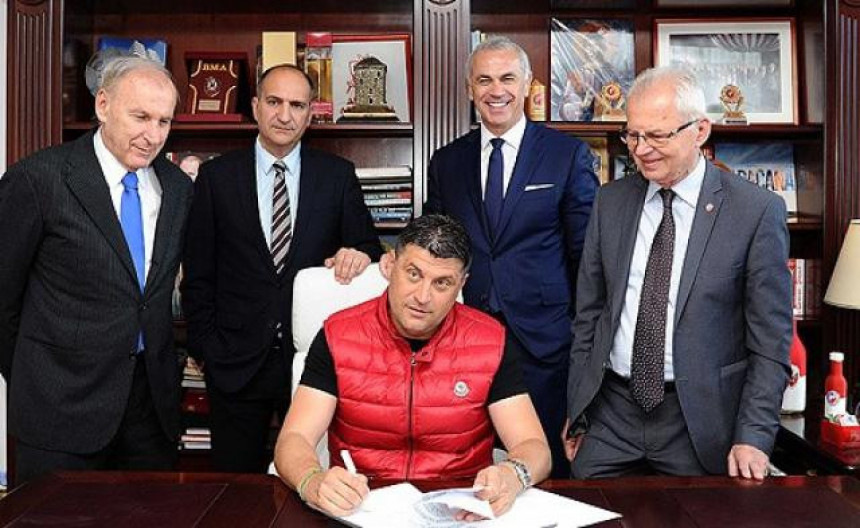 Милојевић потписао нови уговор са Звездом!