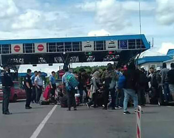 Migranti tijelima blokirali granicu