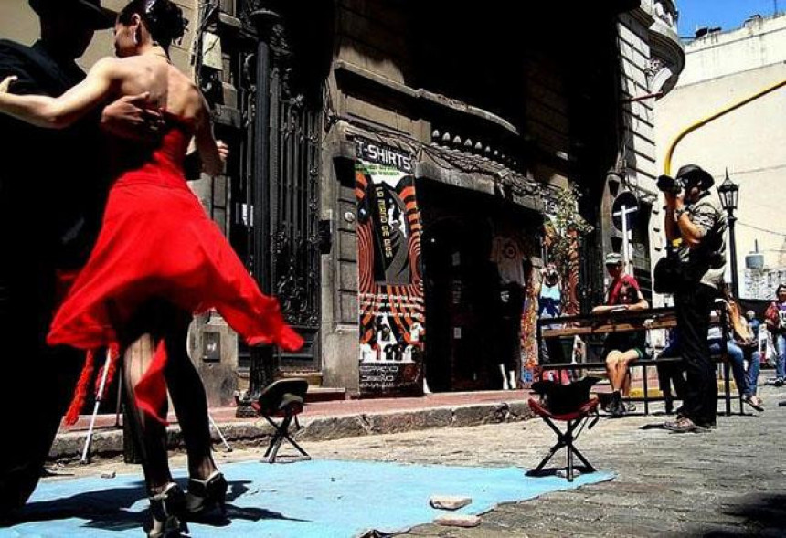 Osvojila internet plesom na ulici
