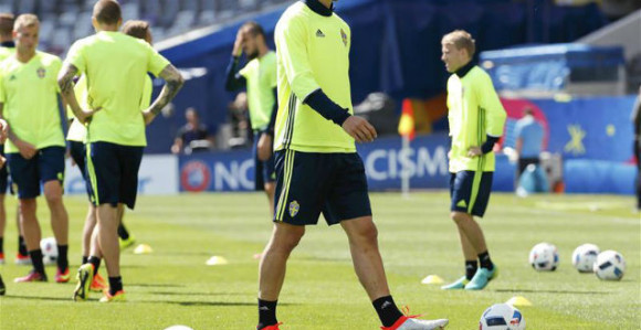 Mančester u transu - Zlatan otkačio Najk i obuo Adidas!