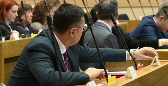 Bez smanjenja plata i privilegija direktorima