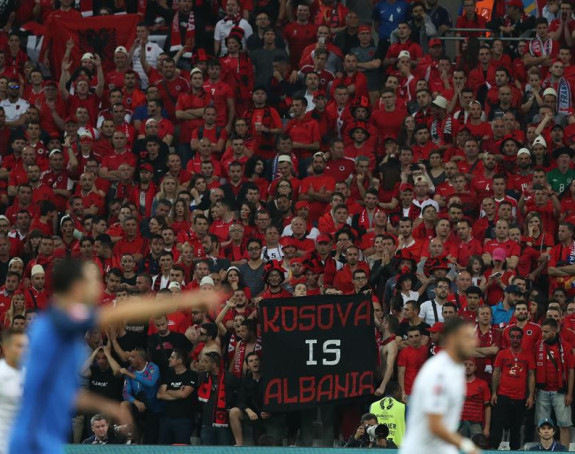 UEFA, jesi li videla ovu zastavu?! Šta ćemo sad?! Jel' ovo politika ili fudbal?!