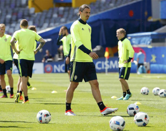 Mančester u transu - Zlatan otkačio Najk i obuo Adidas!