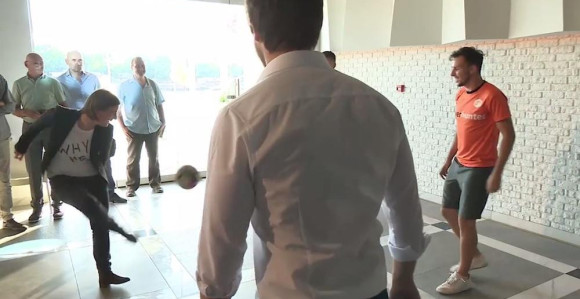 Ovako premijerka igra fudbal!