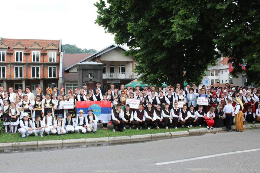 Folklorne grupe u Loparama