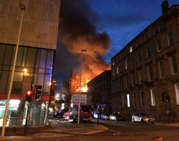 Glazgov: Požar “progutao“ zgradu