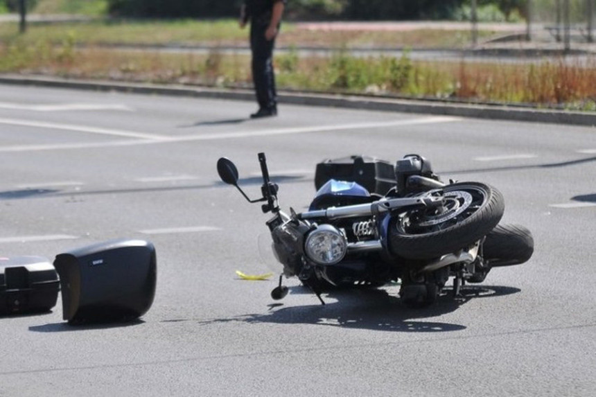 Погинуо возач мотоцикла