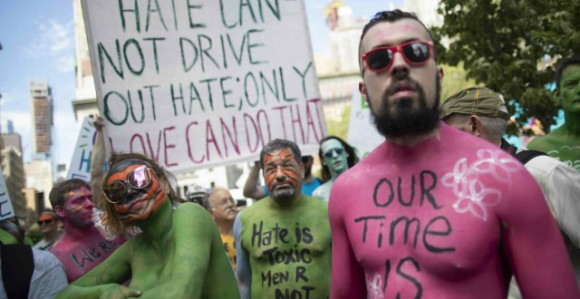 Десетине људи скинуло се голо