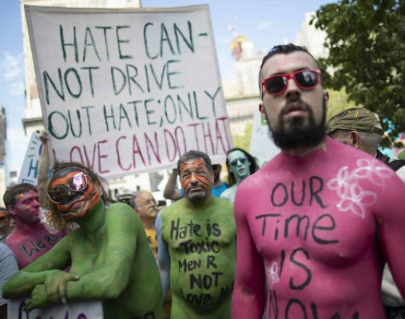 Десетине људи скинуло се голо