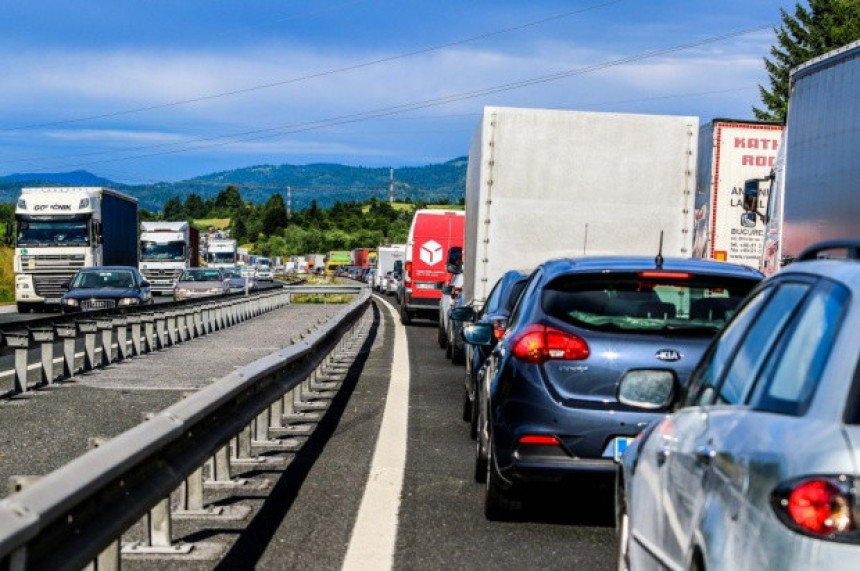 Na autoputu ka Splitu kolona duga 50 km