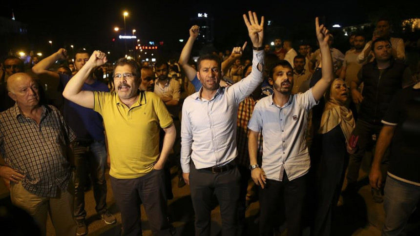 Turci uz Erdogana izlaze na ulice